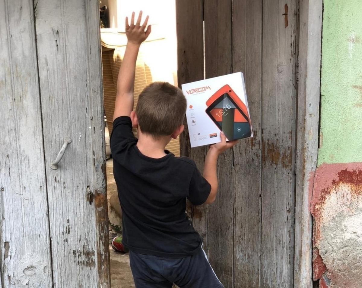 &lsquo;Gelecek seninle aydınlansın&rsquo; Projesinde 367 tablet dağıtıldı