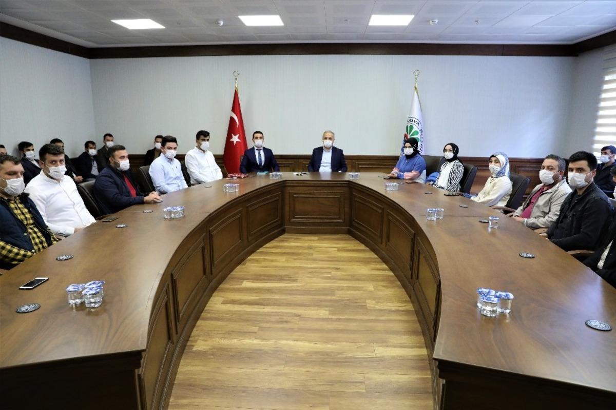 AK gen&ccedil;likten belediyenin kampanyasına tablet desteği