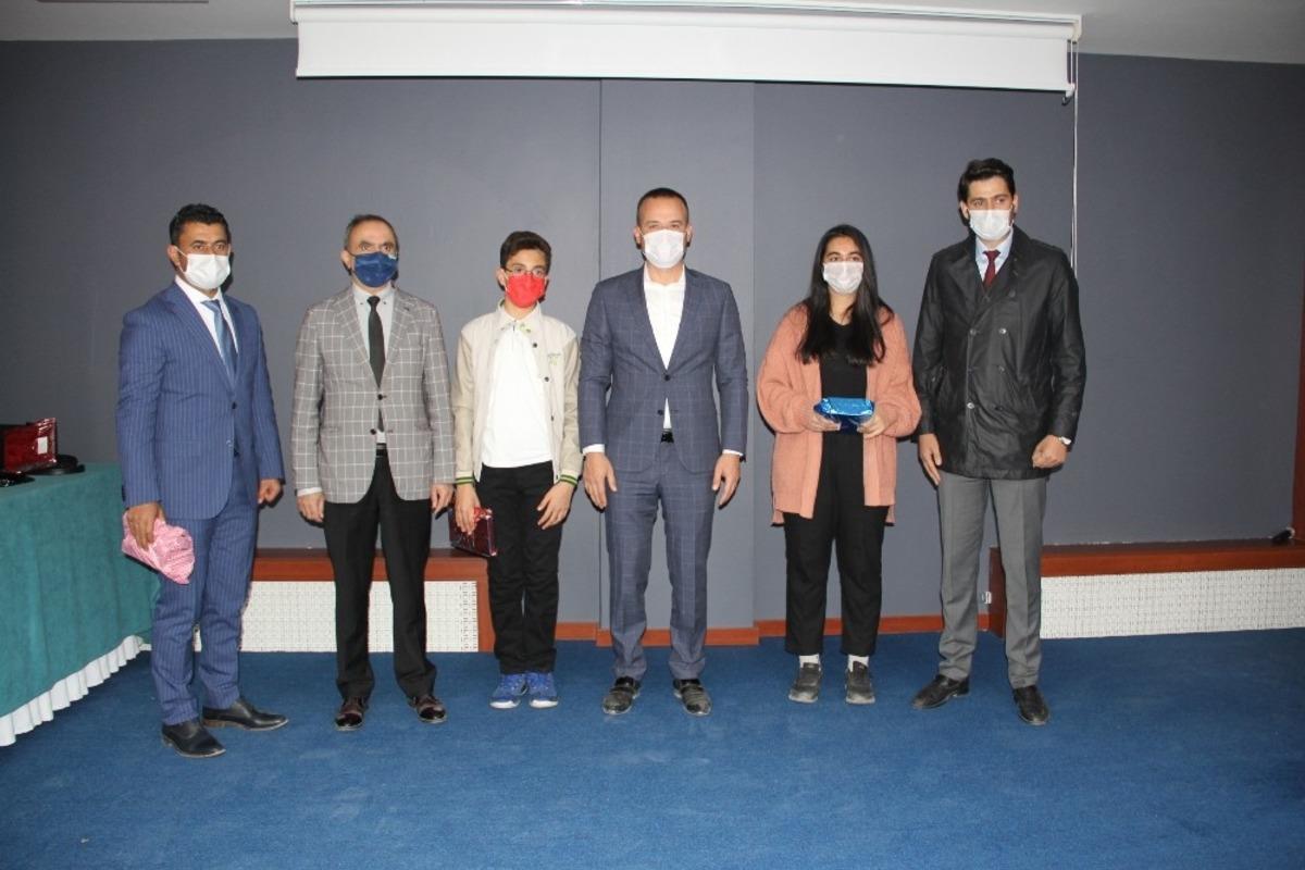 Ağrı Milli Eğitim M&uuml;d&uuml;r&uuml; Tekin, başarılı &ouml;ğrencileri &ouml;d&uuml;llendirdi