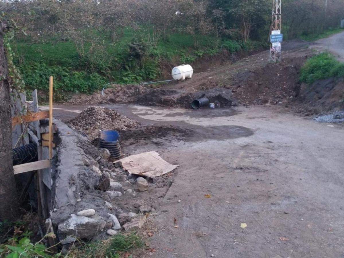 Yıllardır yaşanan yol sorununu mahalle halkı el birliğiyle &ccedil;&ouml;zmeye &ccedil;alışıyor