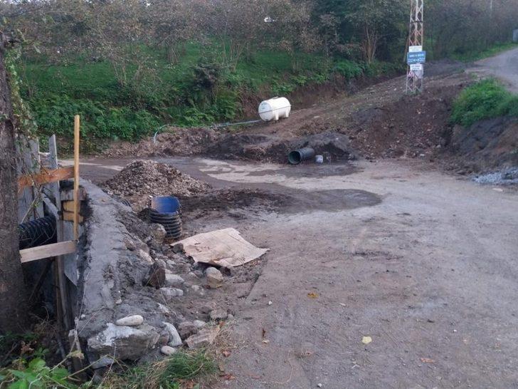 Yıllardır yaşanan yol sorununu mahalle halkı el birliğiyle çözmeye çalışıyor G1