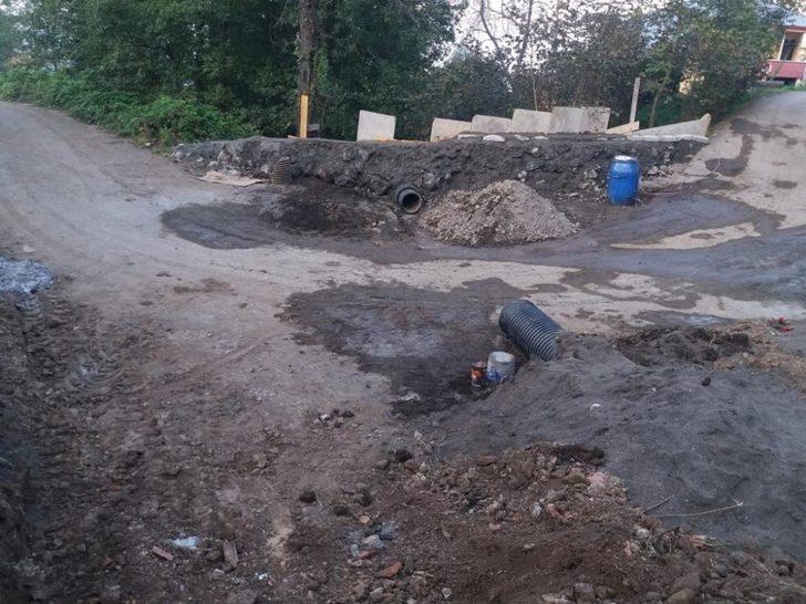 Yıllardır yaşanan yol sorununu mahalle halkı el birliğiyle çözmeye çalışıyor G2