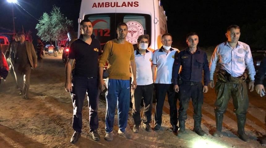 Teknesiyle g&ouml;lde mahsur kalan vatandaşı itfaiye kurtardı