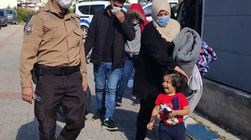 Muğla'da T&uuml;rk kara sularına itilen 21 sığınmacı kurtarıldı