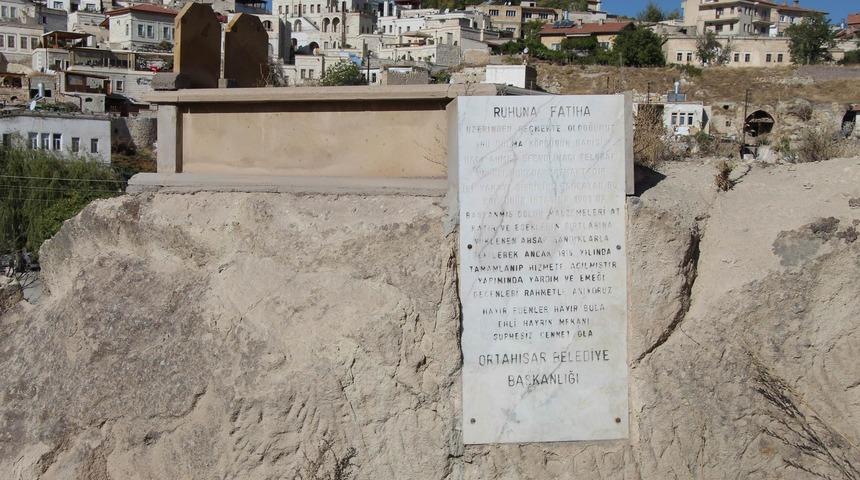 Kayanın &uuml;zerinde yer alıyor! Bu mezarı g&ouml;ren bir daha bakıyor