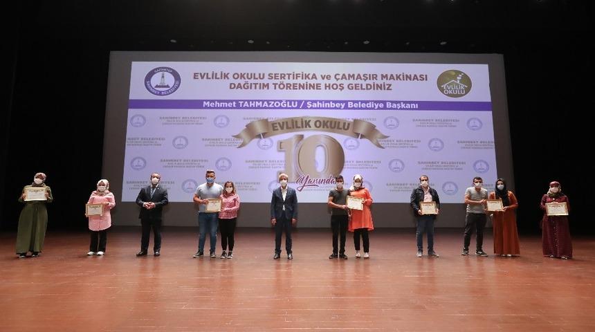 Evlilik okulundan 134 &ccedil;ifte daha mezun oldu