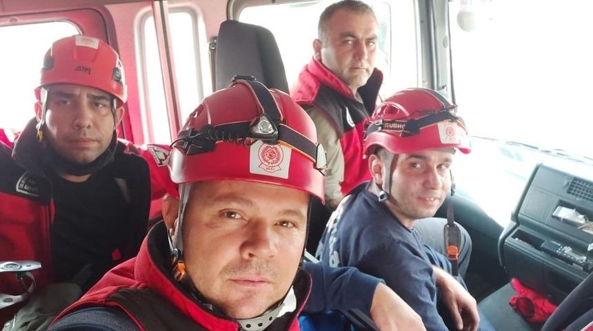 Balıkesir itfaiyesi yaraları sarmak i&ccedil;in İzmir&rsquo;e hareket etti