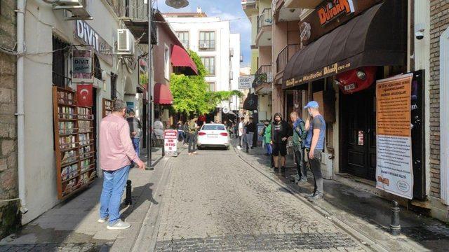 Çanakkale’de depremi hisseden vatandaşlar can havliyle sokaklara indi