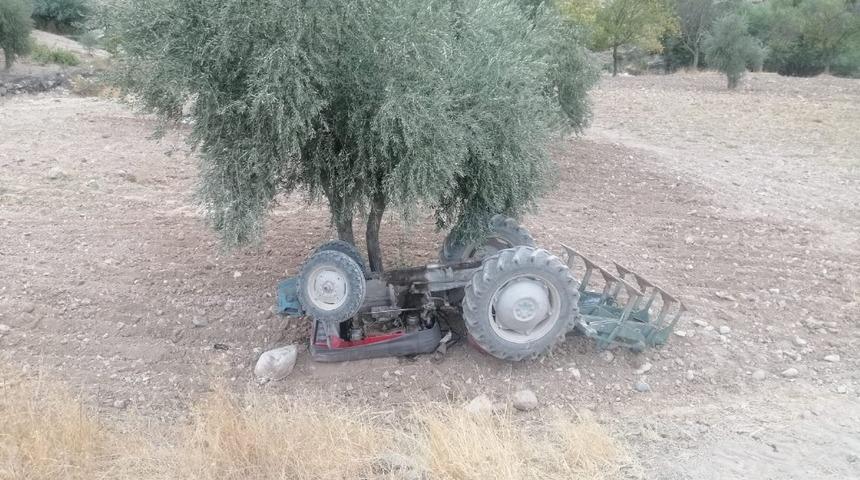 Kilis&rsquo;te trakt&ouml;r devrildi: 1 yaralı