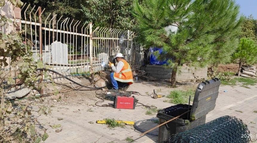 Körfez’de mezarlıklara bakım yapılıyor