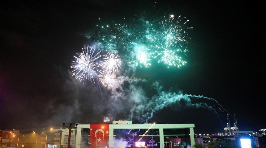 Körfez’de gece havai fişek gösterisiyle aydınlandı