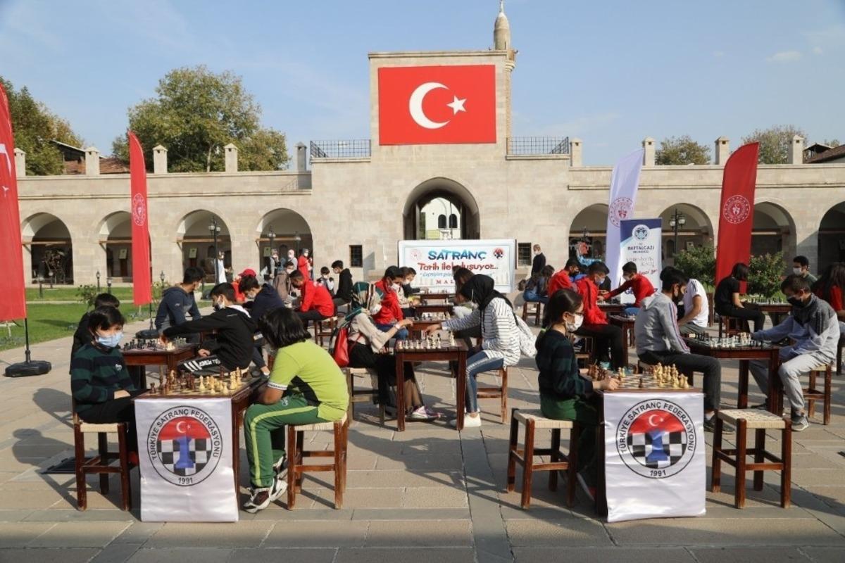 Sporcular Battalgazi&rsquo;nin tarihi mekanlarında buluştu