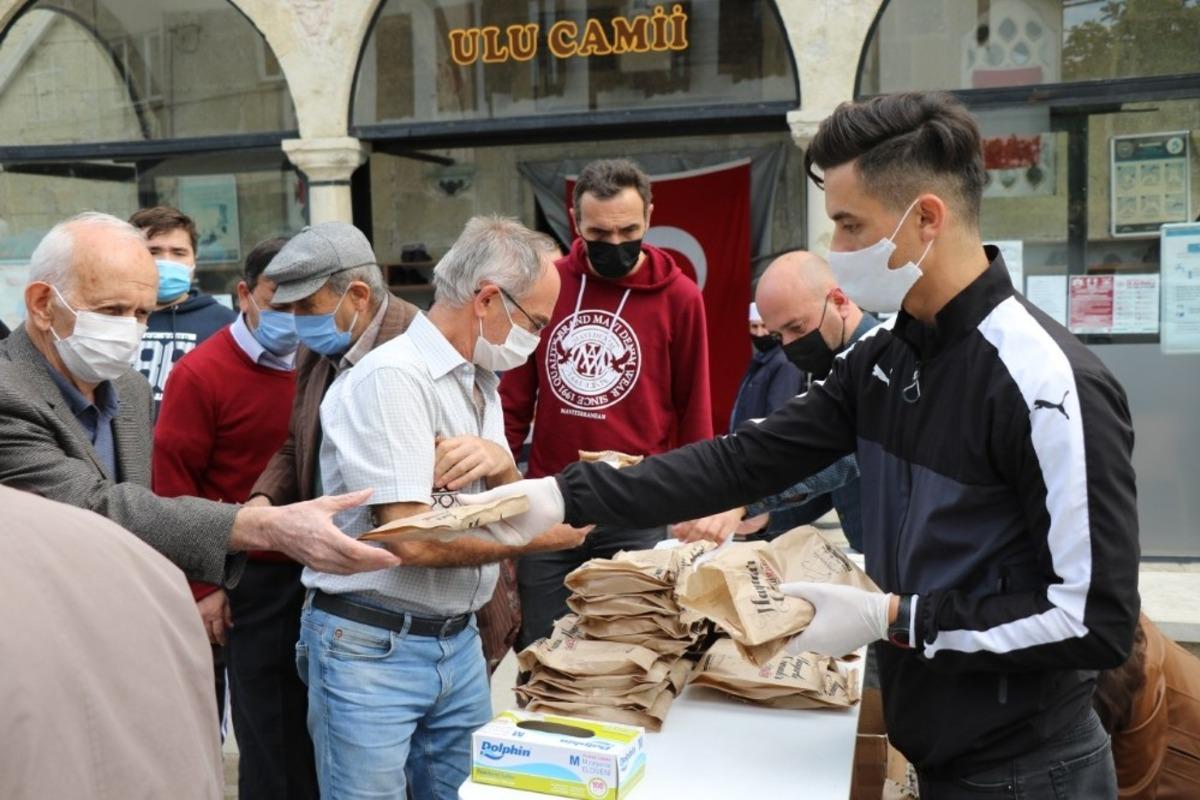 Safranbolu&rsquo;da Cuma namazı &ccedil;ıkışı simit ve maske dağıtıldı