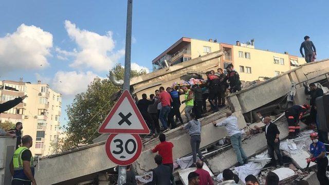 İzmir'in Bayraklı ilçesindeki yedi katlı bir binada gerçekleştirilen kurtarma çalışmalarından bir görüntü.