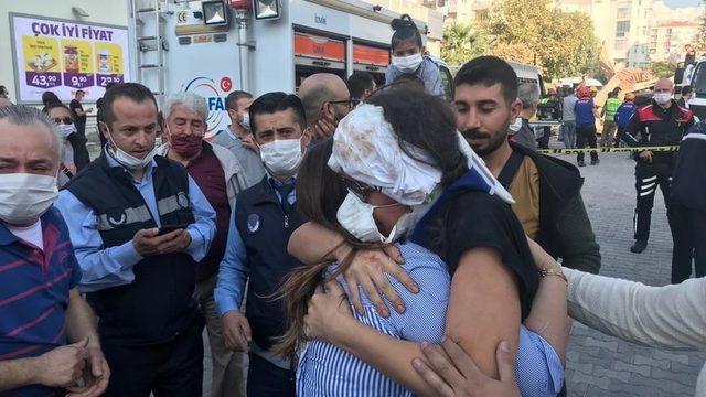 Bornova'da yaralı bir kadın binadan kurtarıldıktan sonra bir akrabasıyla sarıldı.