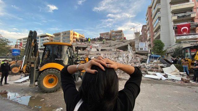 İzmir'in Seferihisar ilçesinin açıklarında Ege Denizi'nde 6,6 büyüklüğünde bir deprem meydana geldi. Depremde yıkılan binalarda arama kurtarma çalışmaları sürüyor. Depremin ardından gelen ilk görüntüleri derledik.