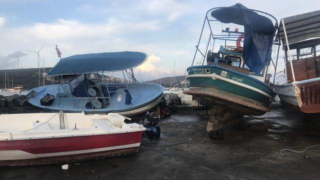 İzmir'in bazı ilçelerinde deprem sonrasında deniz suyu çekildi.