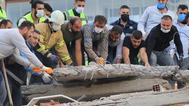 Deprem nedeniyle yıkılan binalarda arama kurtarma çalışmaları sürüyor.