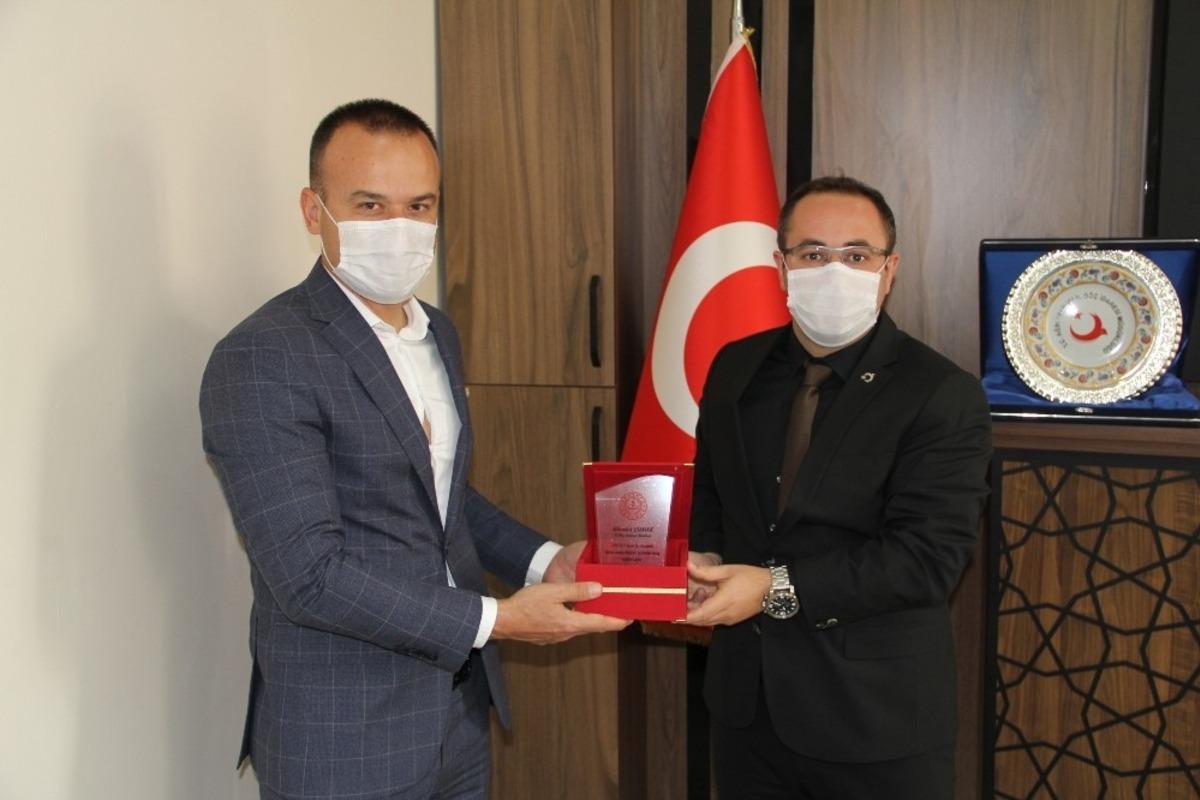 Ağrı Milli Eğitim M&uuml;d&uuml;r&uuml; Tekin, eğitime desteklerinden dolayı G&ouml;&ccedil; İdaresi M&uuml;d&uuml;r&uuml; Yumak&rsquo;a plaket verdi