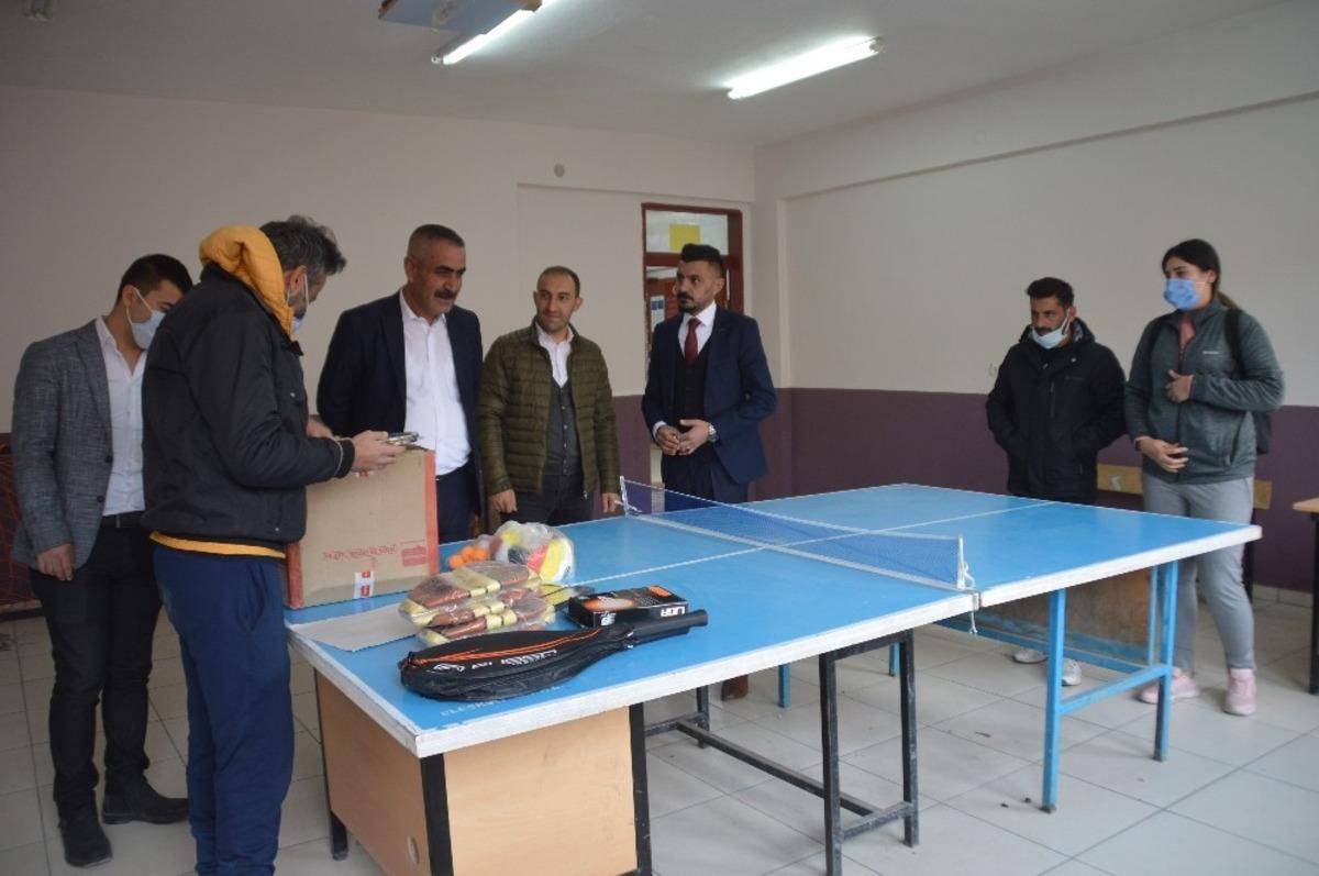 Gen&ccedil;lik Spor İl&ccedil;e M&uuml;d&uuml;r&uuml; G&uuml;zel, K&ouml;y okulunu ziyaret etti