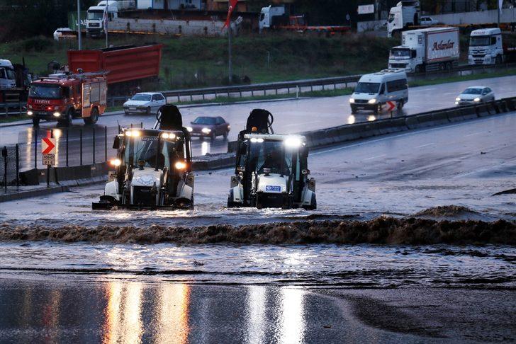 GÜNCELLEME - Kocaeli'de sağanak D-100 kara yolu İstanbul istikametinde ulaşımı aksattı G3