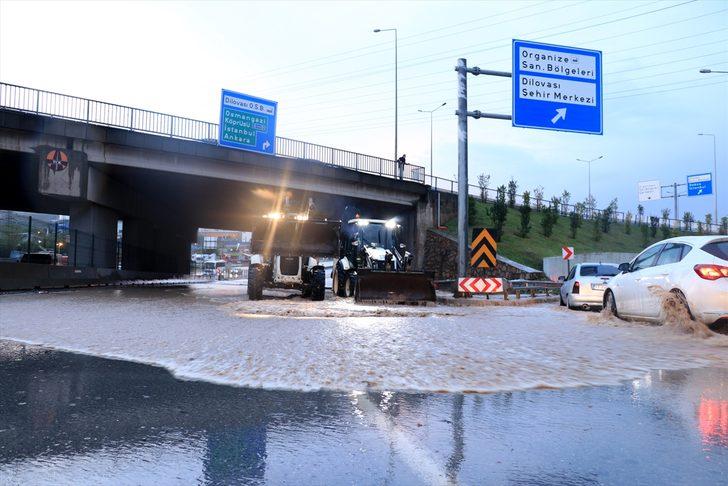 GÜNCELLEME - Kocaeli'de sağanak D-100 kara yolu İstanbul istikametinde ulaşımı aksattı G4