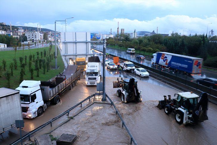 GÜNCELLEME - Kocaeli'de sağanak D-100 kara yolu İstanbul istikametinde ulaşımı aksattı G5