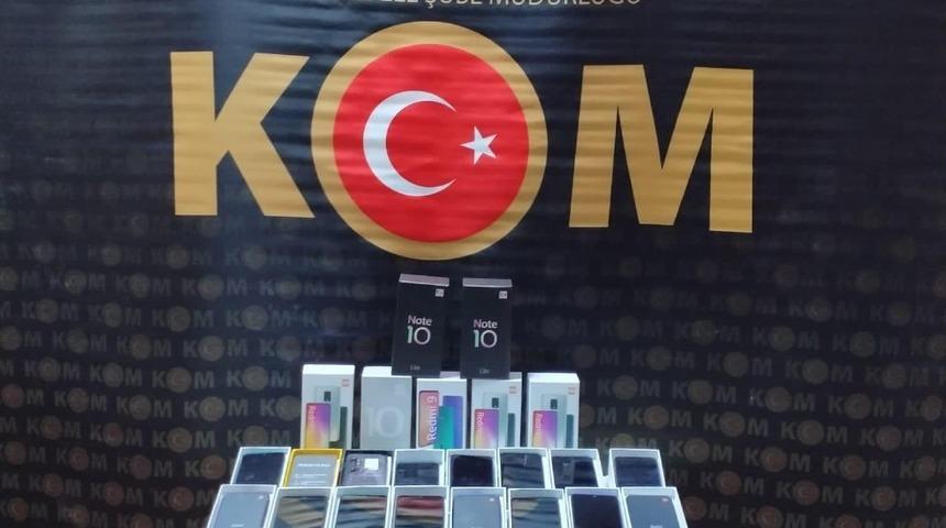 Kocaeli&rsquo;de 26 adet g&uuml;mr&uuml;k ka&ccedil;ağı cep telefonu ele ge&ccedil;irildi
