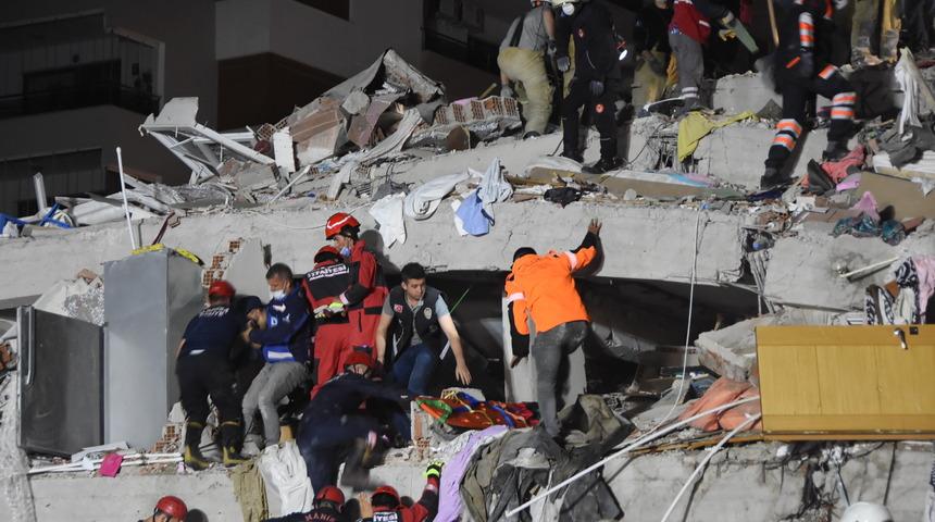 İzmir'deki depremde enkaz altında kalan 28 yaşındaki futbolcu kurtarıldı