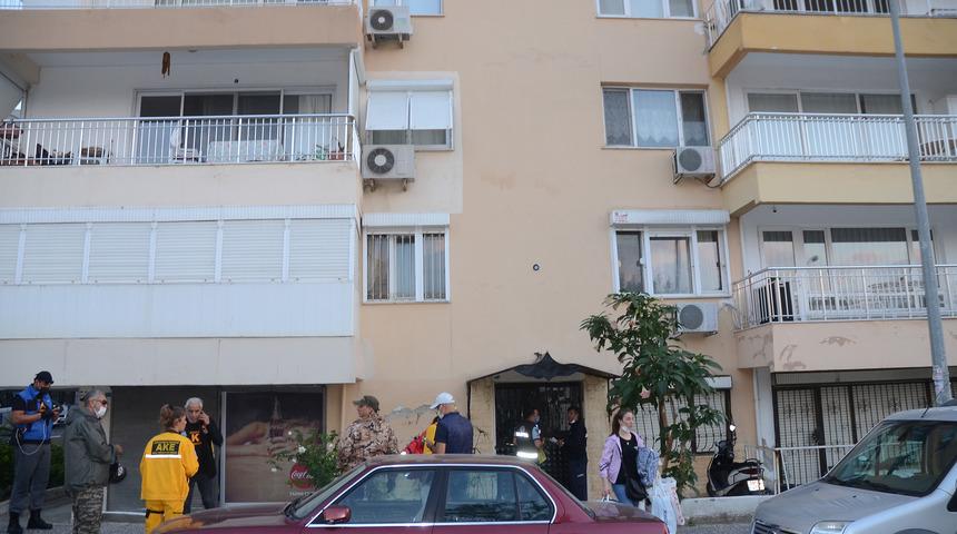 Kuşadası'nda depremde 35 kişi yaralandı, 100 binada hasar oluştu