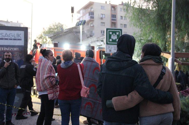 İzmir'den sevindiren haberler... Saatler sonra gelen mucize: Enkazdan çıkarıldılar