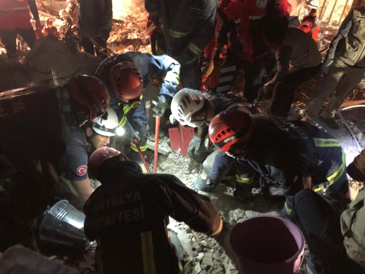 Antalya B&uuml;y&uuml;kşehir Belediyesi, deprem b&ouml;lgesinde yaraları sarıyor