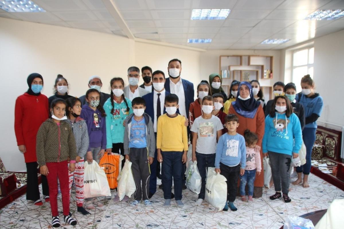 Varto M&uuml;ft&uuml;l&uuml;ğ&uuml;nden 45 &ccedil;ocuğa giyim yardımı