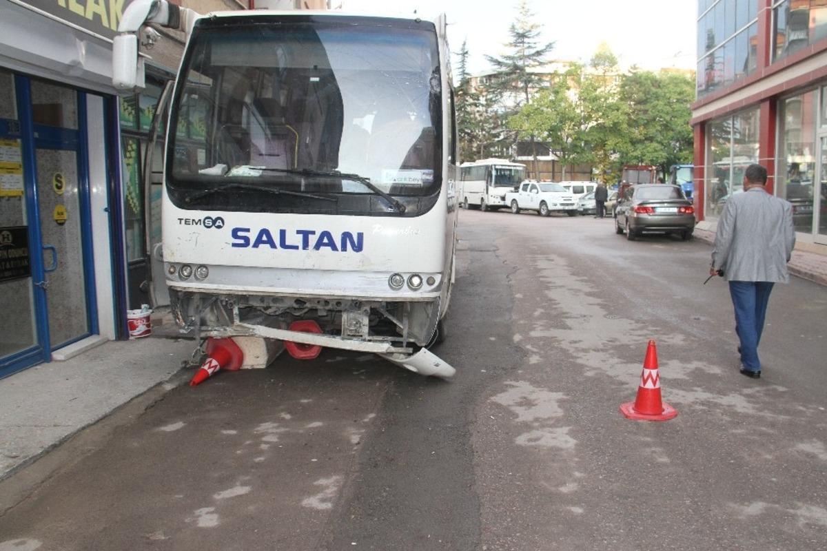 Servis midib&uuml;s&uuml; ara&ccedil;lara &ccedil;arptı: 3 yaralı