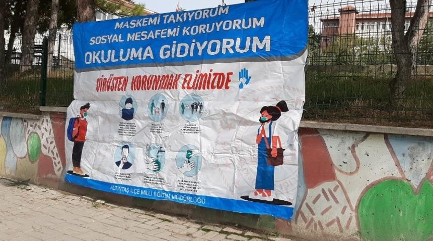 Okul bah&ccedil;esinde Korona vir&uuml;s bilgilendirme afişleri