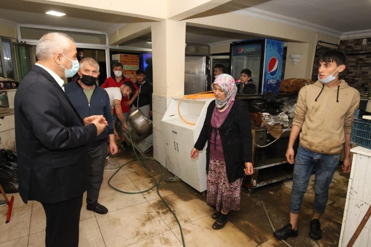 B&uuml;y&uuml;kg&ouml;z, yağıştan etkilenen esnafları ziyaret etti