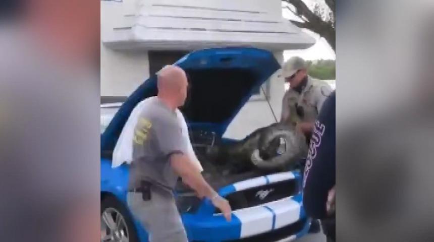 L&uuml;ks aracın kaputundan &ccedil;ıktı! Kendileri bile inanamadı