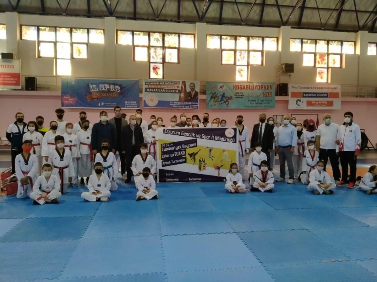 Taekwondocular Tutar i&ccedil;in tatamiye &ccedil;ıktı