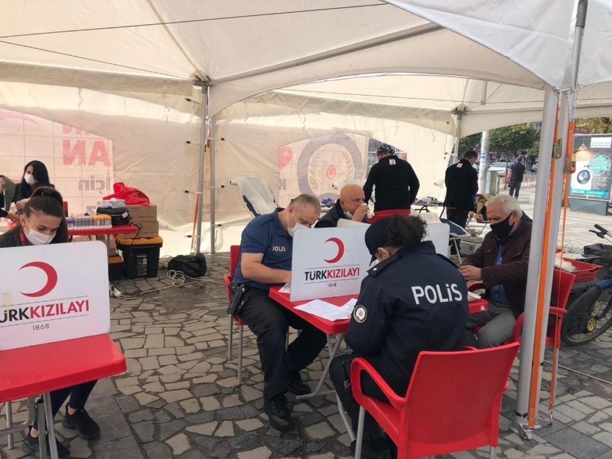 Polislerden Kızılay&rsquo;a kan bağışı