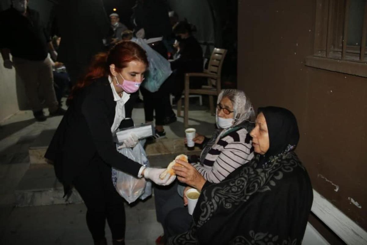 Evlerine giremeyen vatandaşların yardımına B&uuml;y&uuml;kşehir koştu