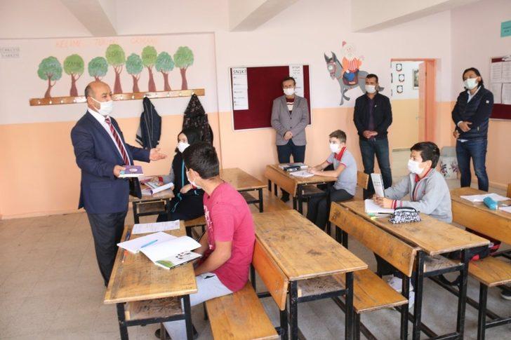 Müdür Başyiğit, öğrencilere kitap hediye etti G1