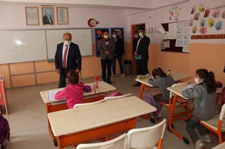 Müdür Başyiğit, öğrencilere kitap hediye etti G2