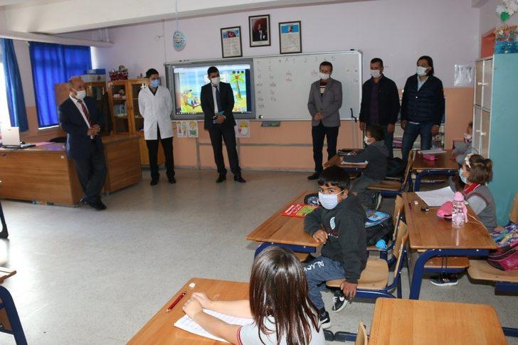 Müdür Başyiğit, öğrencilere kitap hediye etti G3