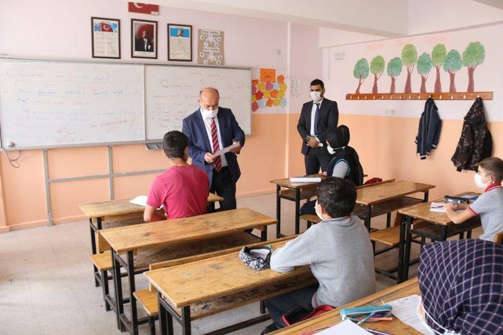 Müdür Başyiğit, öğrencilere kitap hediye etti G4