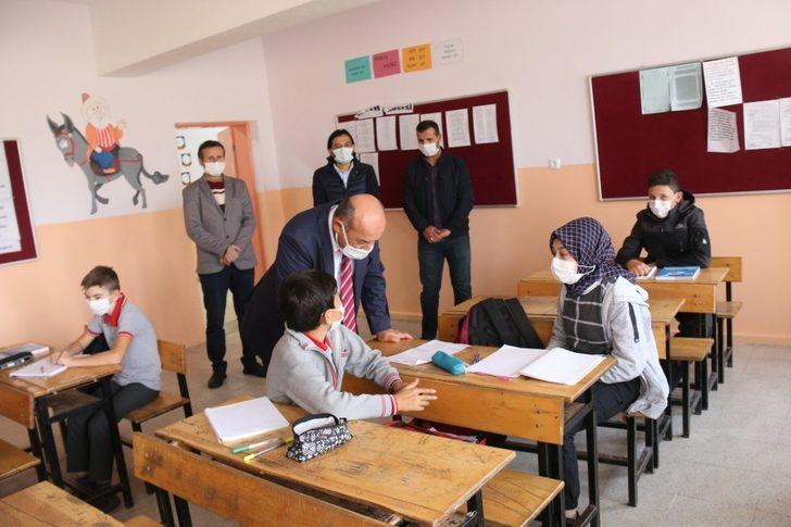 Müdür Başyiğit, öğrencilere kitap hediye etti G5