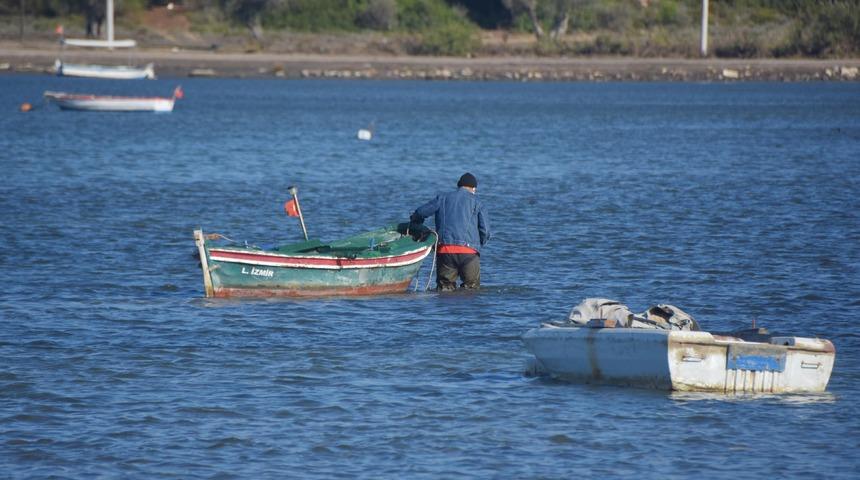 Sığacık'ta deprem sonrası taşan deniz, bug&uuml;n &ccedil;ekildi