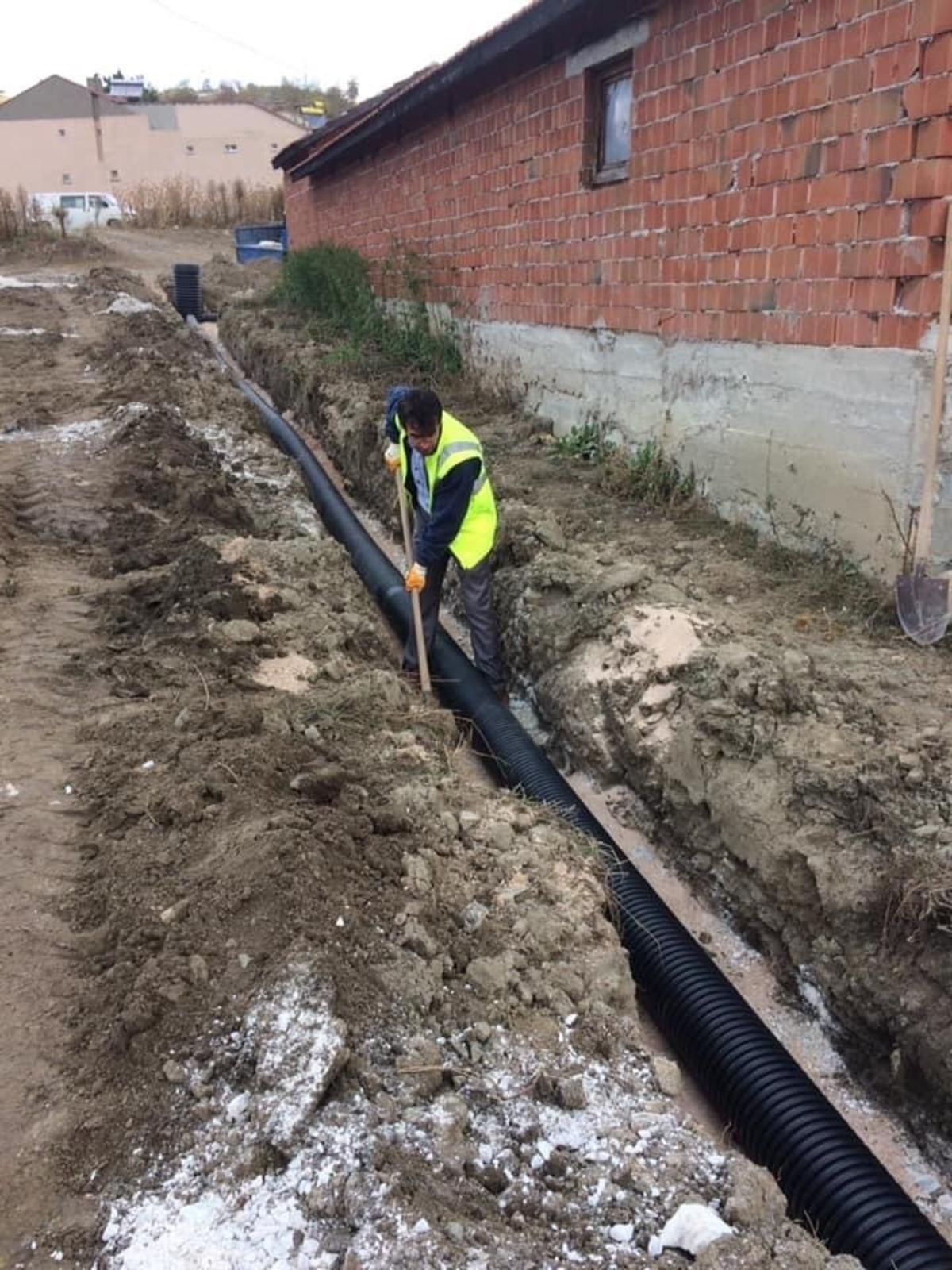 Elinde k&uuml;rekle &ccedil;alışan başkan takdir topladı