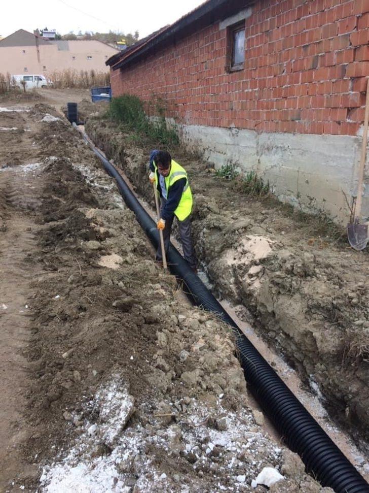 Elinde kürekle çalışan başkan takdir topladı G1