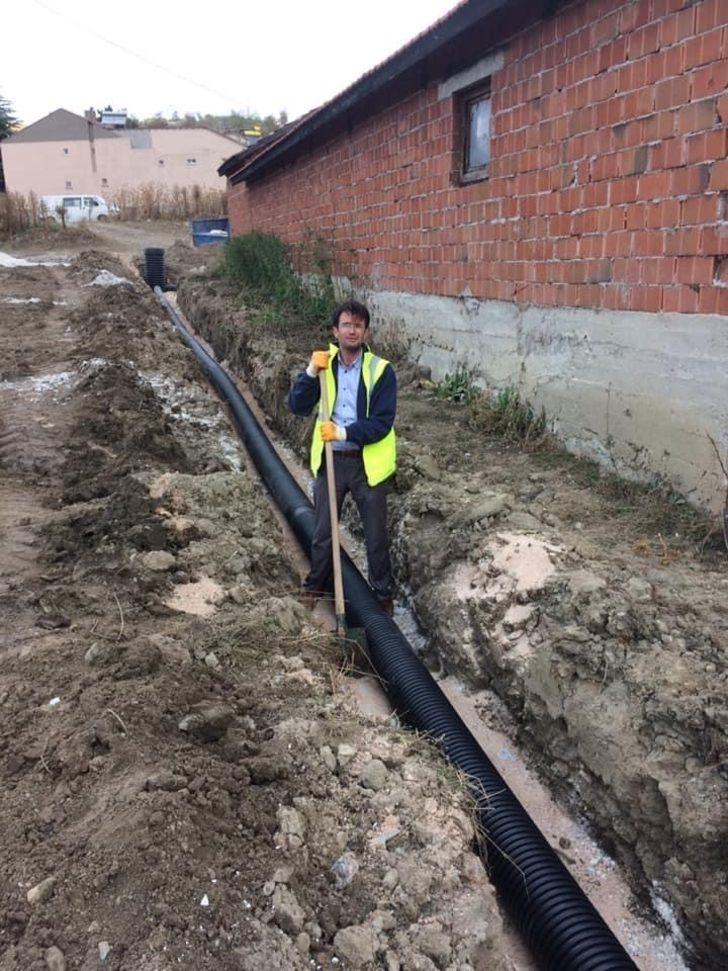 Elinde kürekle çalışan başkan takdir topladı G2