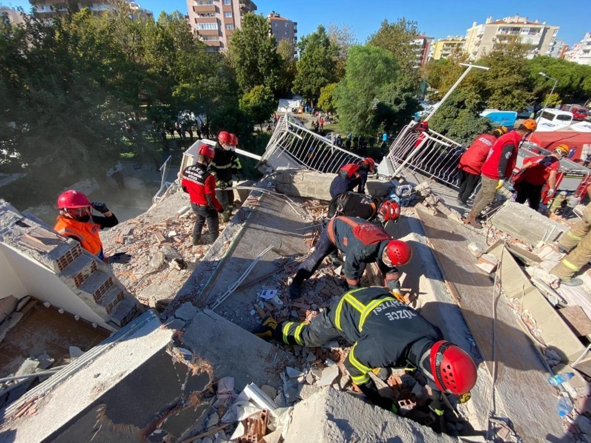 D&uuml;zce Belediyesi ekipleri deprem b&ouml;lgesinde can kurtarıyor